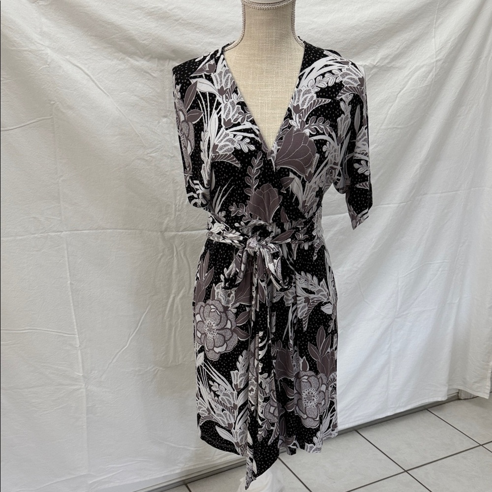 Soma Black and White Floral Women's Robe